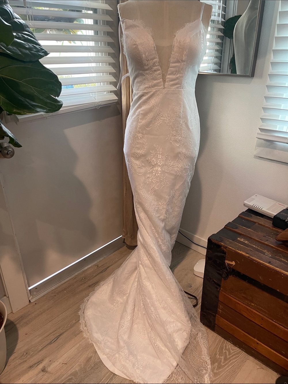 Brand New Bridess Lace Mermaid Wedding Gown with Plunging V-Neck